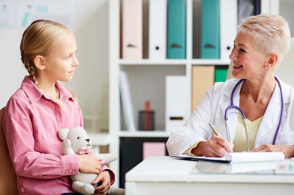 Lady Doctor speaking with young girl. Medazur Medical Clinic in Leytonstone.